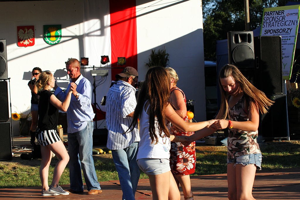 Mieszkańcy gminy Ruja bawią sie na dożynkach w Tyńcu