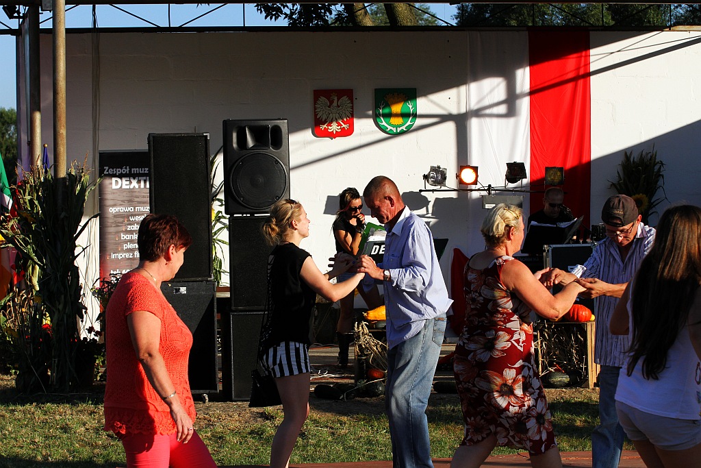 Mieszkańcy gminy Ruja bawią sie na dożynkach w Tyńcu