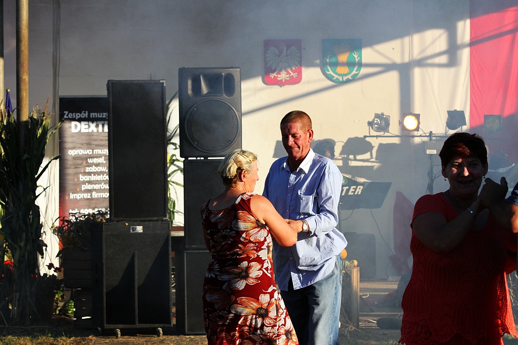 Mieszkańcy gminy Ruja bawią sie na dożynkach w Tyńcu