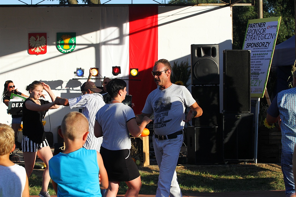 Mieszkańcy gminy Ruja bawią sie na dożynkach w Tyńcu