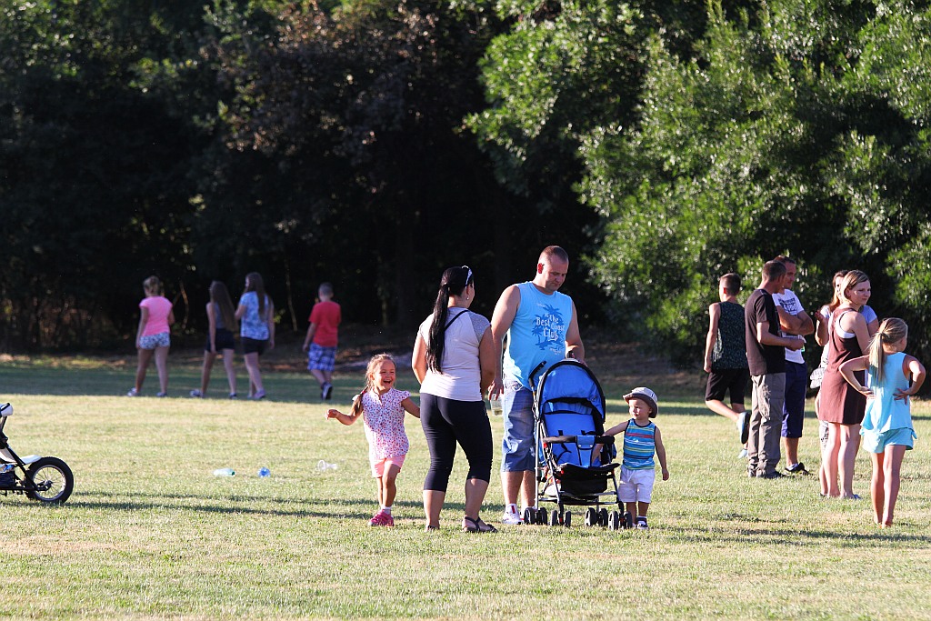 Mieszkańcy gminy Ruja bawią sie na dożynkach w Tyńcu