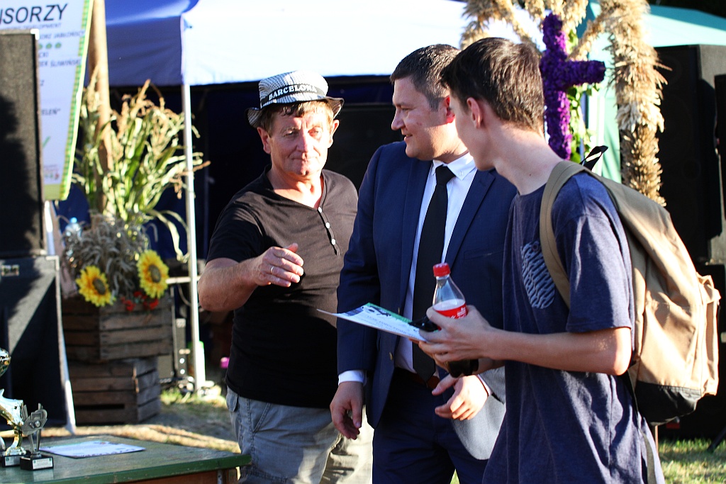 Mieszkańcy gminy Ruja bawią sie na dożynkach w Tyńcu