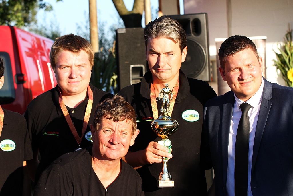 Mieszkańcy gminy Ruja bawią sie na dożynkach w Tyńcu