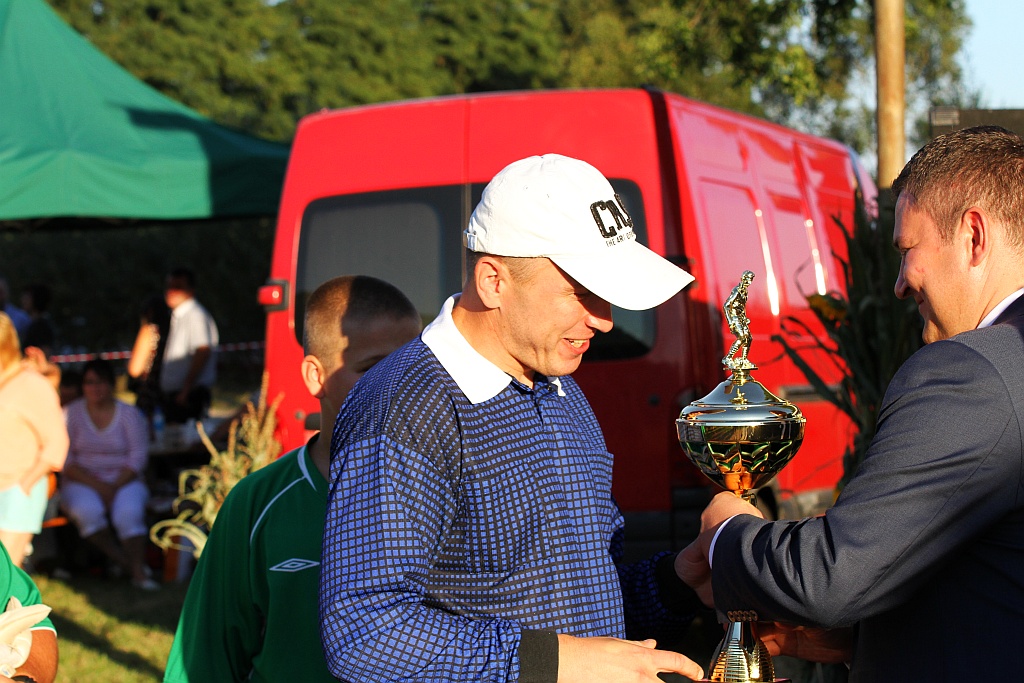 Mieszkańcy gminy Ruja bawią sie na dożynkach w Tyńcu