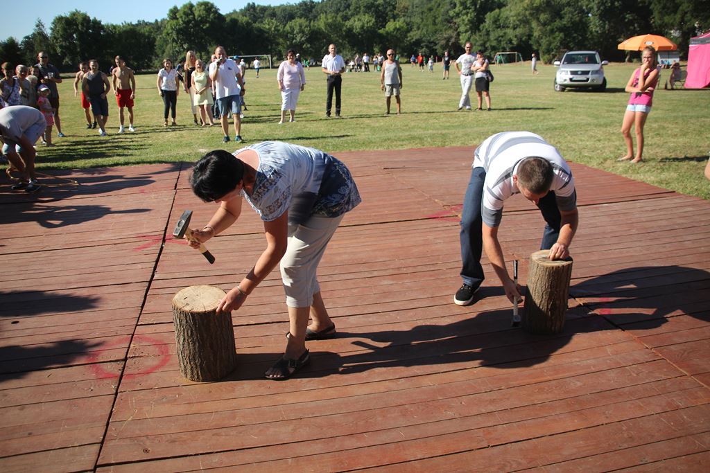 Mieszkańcy gminy Ruja bawią sie na dożynkach w Tyńcu