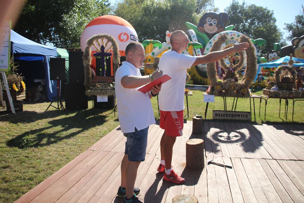 Mieszkańcy gminy Ruja bawią sie na dożynkach w Tyńcu