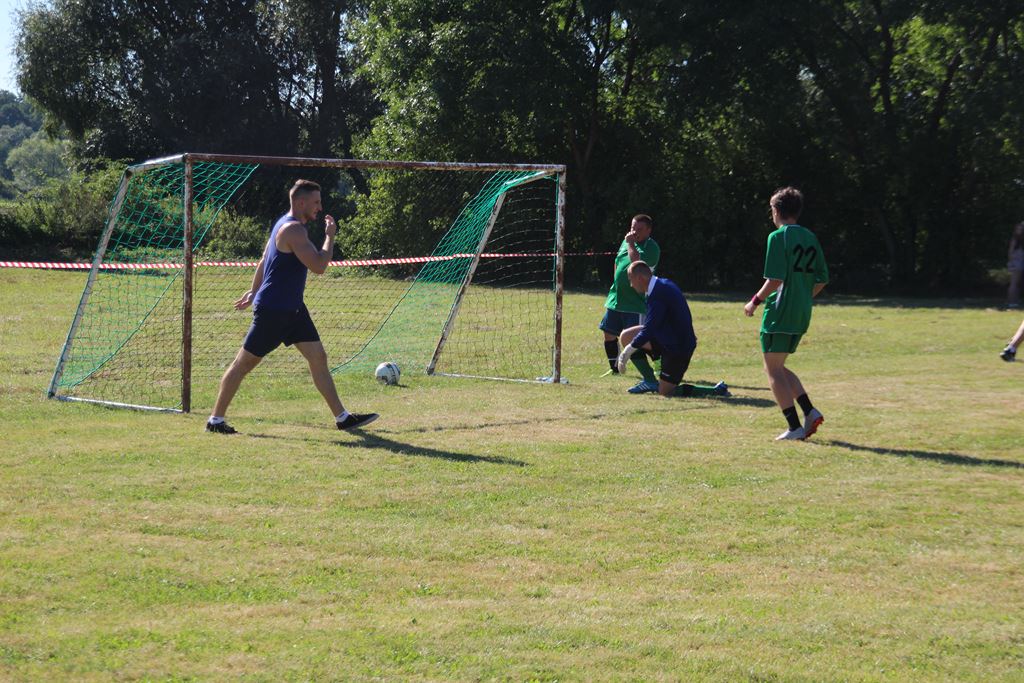 Mieszkańcy gminy Ruja bawią sie na dożynkach w Tyńcu