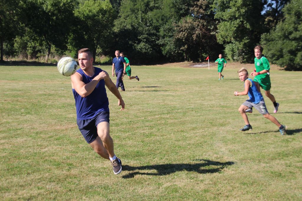 Mieszkańcy gminy Ruja bawią sie na dożynkach w Tyńcu