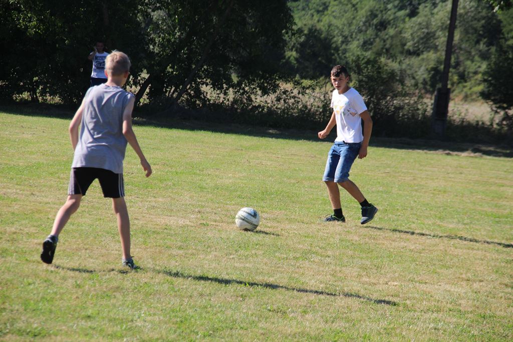 Mieszkańcy gminy Ruja bawią sie na dożynkach w Tyńcu