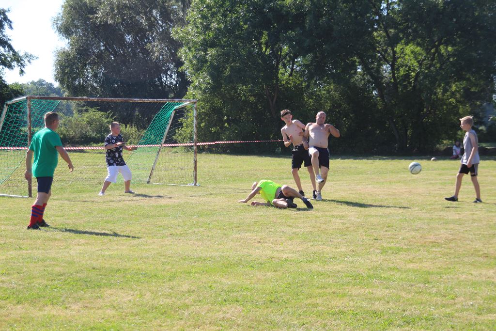 Mieszkańcy gminy Ruja bawią sie na dożynkach w Tyńcu