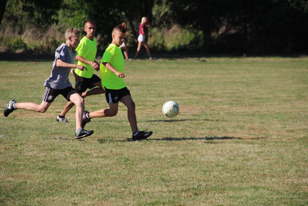 Mieszkańcy gminy Ruja bawią sie na dożynkach w Tyńcu