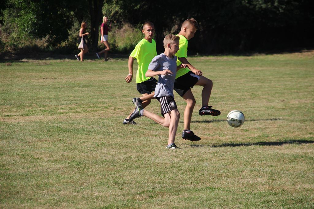 Mieszkańcy gminy Ruja bawią sie na dożynkach w Tyńcu