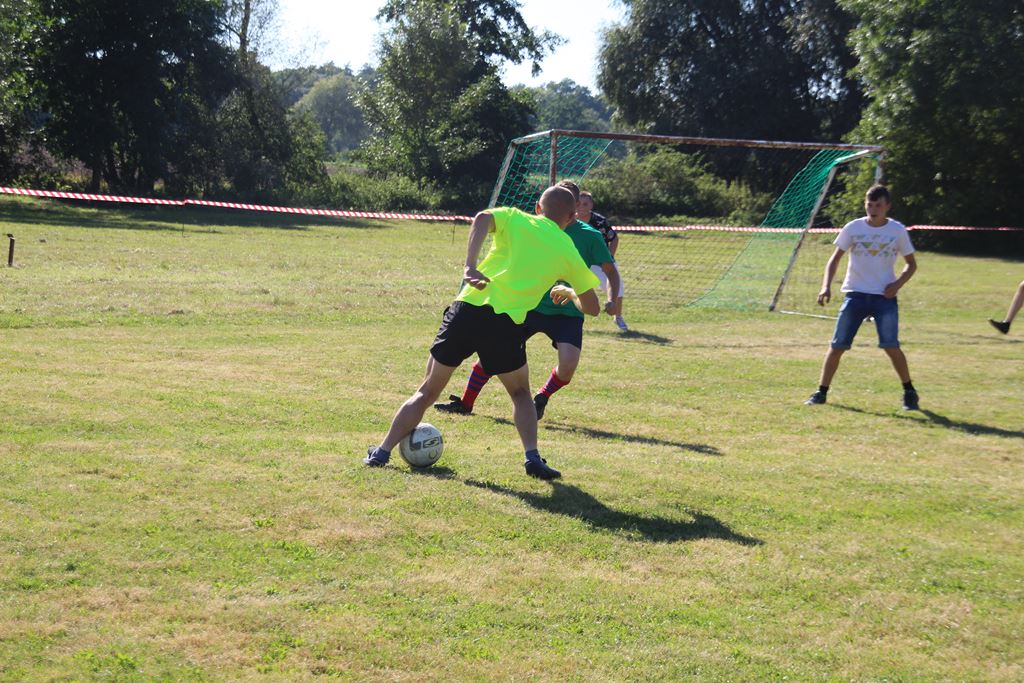 Mieszkańcy gminy Ruja bawią sie na dożynkach w Tyńcu