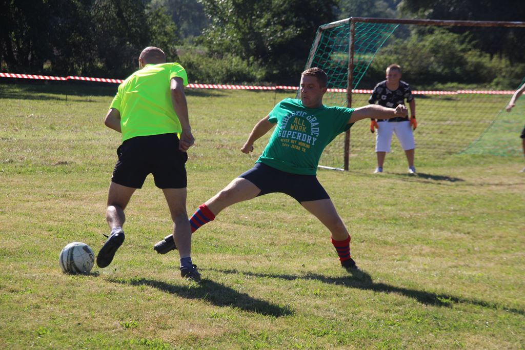 Mieszkańcy gminy Ruja bawią sie na dożynkach w Tyńcu