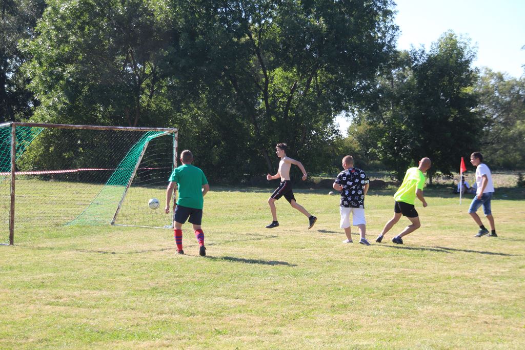Mieszkańcy gminy Ruja bawią sie na dożynkach w Tyńcu