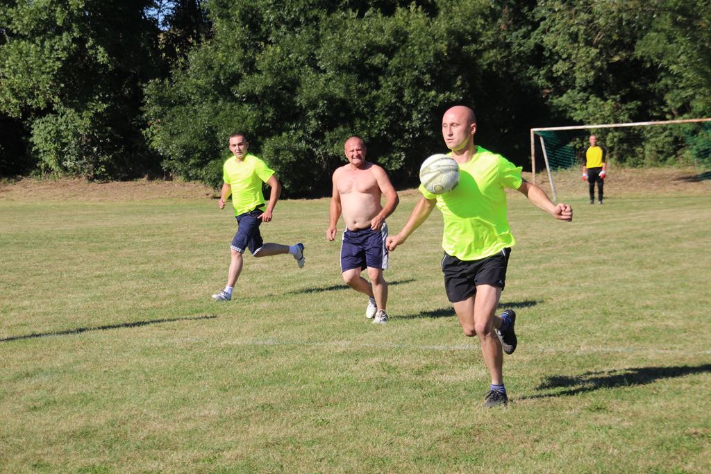 Mieszkańcy gminy Ruja bawią sie na dożynkach w Tyńcu