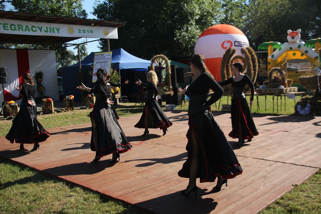 Mieszkańcy gminy Ruja bawią sie na dożynkach w Tyńcu