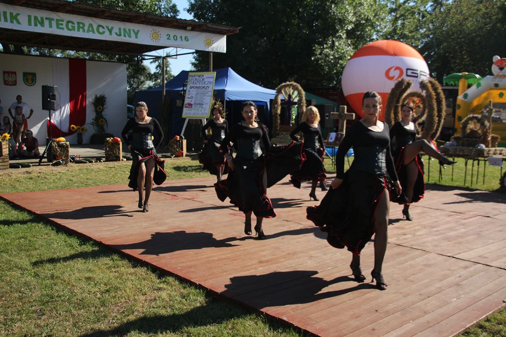 Mieszkańcy gminy Ruja bawią sie na dożynkach w Tyńcu