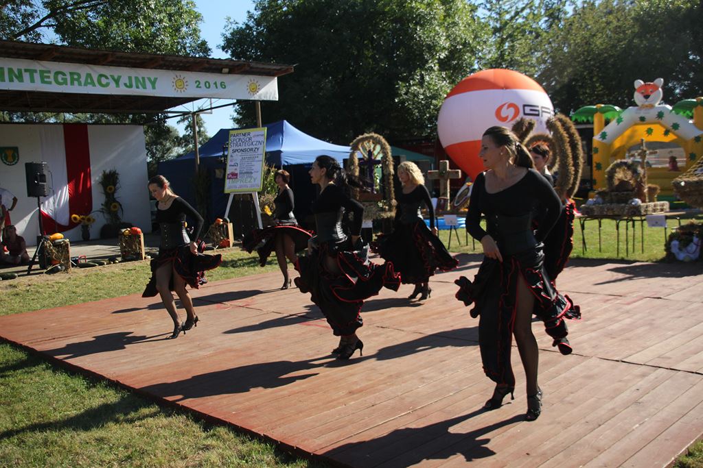 Mieszkańcy gminy Ruja bawią sie na dożynkach w Tyńcu