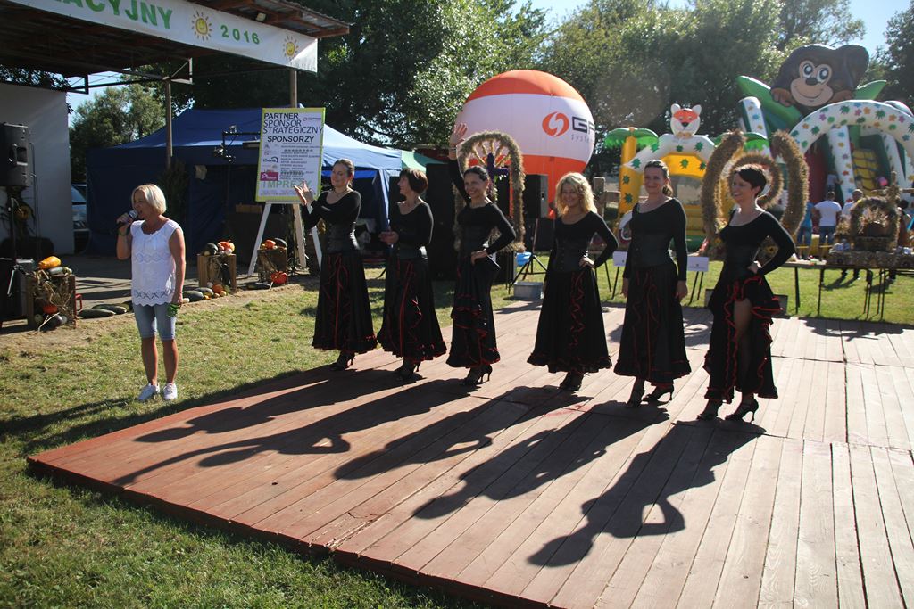 Mieszkańcy gminy Ruja bawią sie na dożynkach w Tyńcu