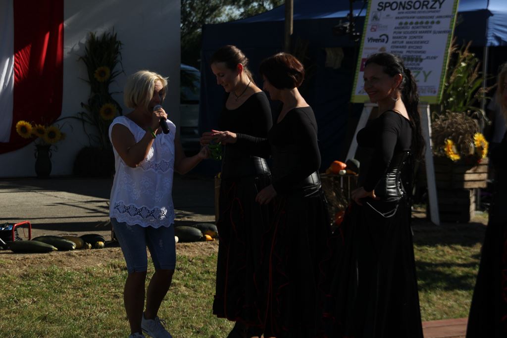 Mieszkańcy gminy Ruja bawią sie na dożynkach w Tyńcu