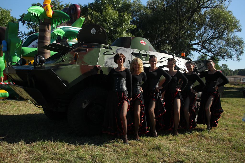 Mieszkańcy gminy Ruja bawią sie na dożynkach w Tyńcu