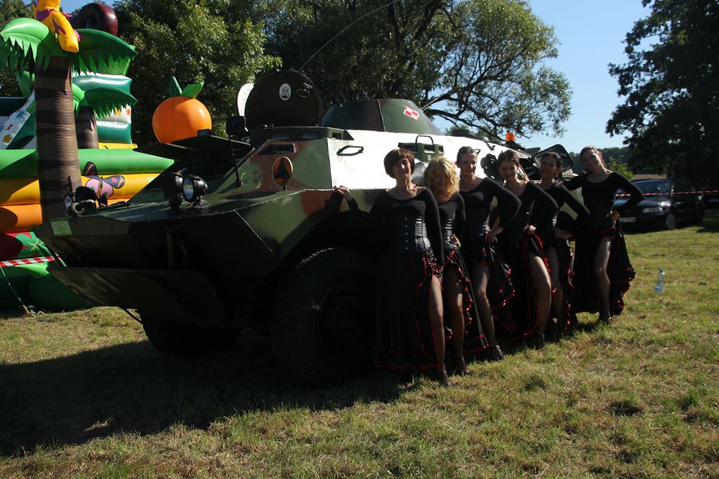 Mieszkańcy gminy Ruja bawią sie na dożynkach w Tyńcu