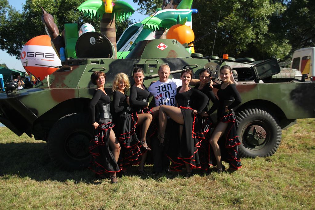 Mieszkańcy gminy Ruja bawią sie na dożynkach w Tyńcu