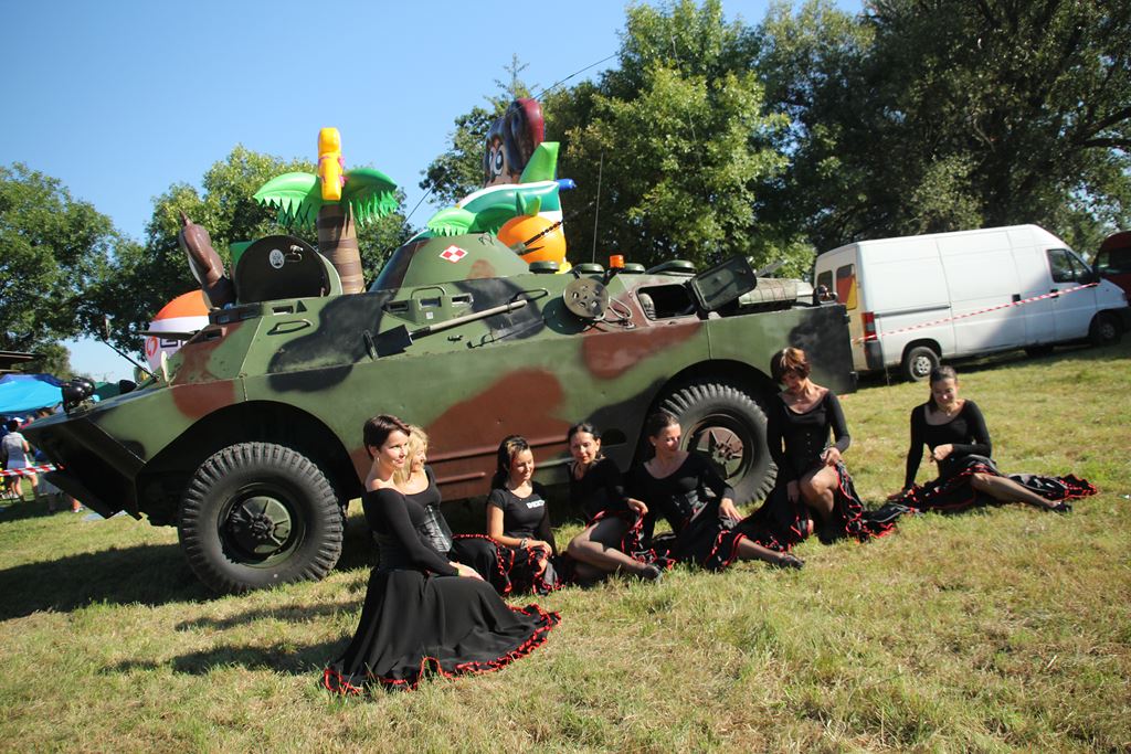 Mieszkańcy gminy Ruja bawią sie na dożynkach w Tyńcu
