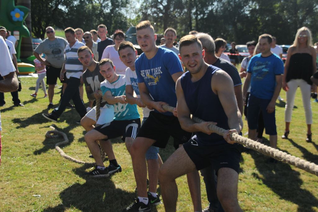 Mieszkańcy gminy Ruja bawią sie na dożynkach w Tyńcu