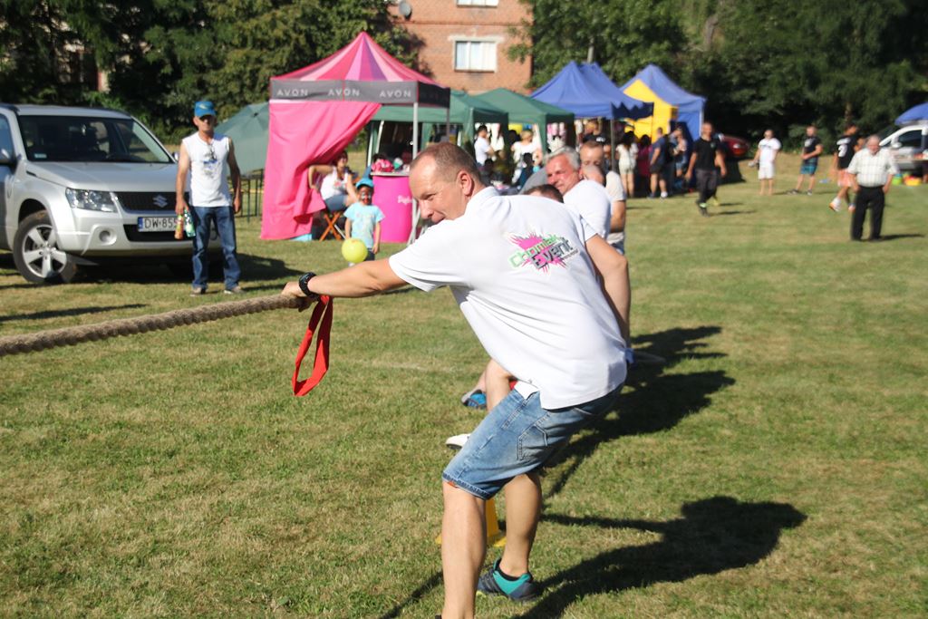 Mieszkańcy gminy Ruja bawią sie na dożynkach w Tyńcu