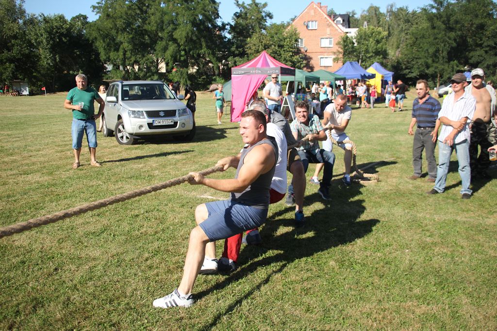 Mieszkańcy gminy Ruja bawią sie na dożynkach w Tyńcu