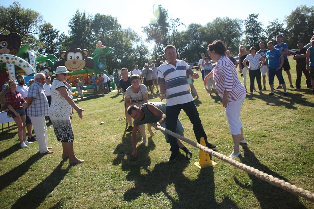Mieszkańcy gminy Ruja bawią sie na dożynkach w Tyńcu