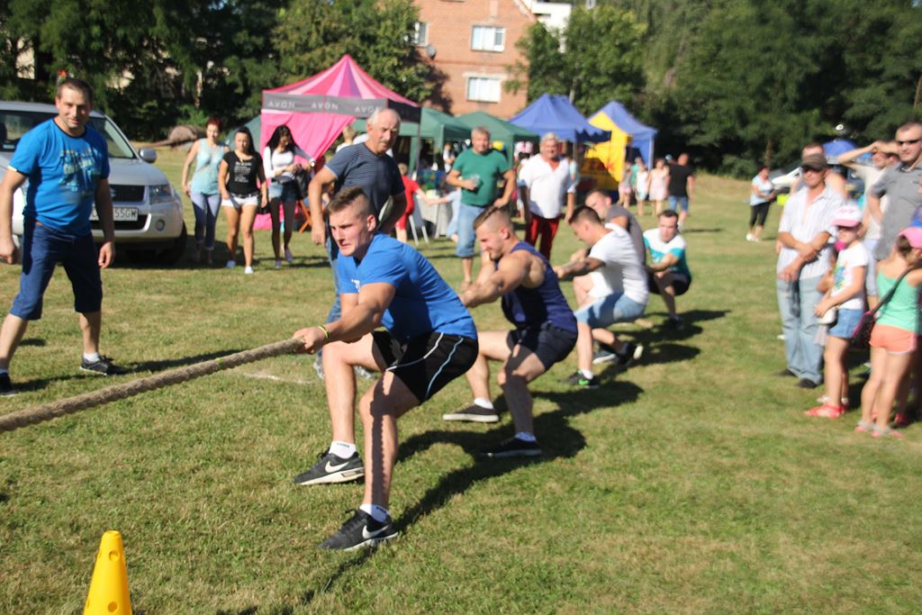Mieszkańcy gminy Ruja bawią sie na dożynkach w Tyńcu