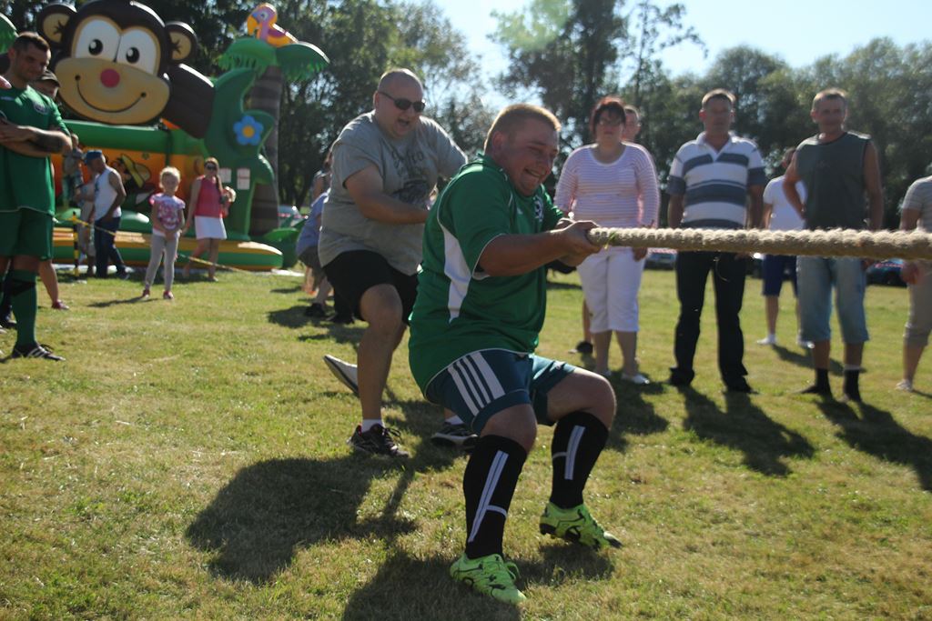 Mieszkańcy gminy Ruja bawią sie na dożynkach w Tyńcu
