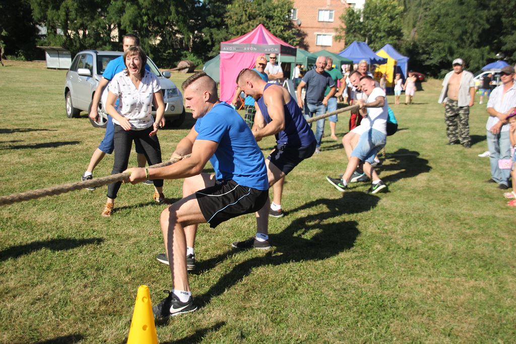 Mieszkańcy gminy Ruja bawią sie na dożynkach w Tyńcu