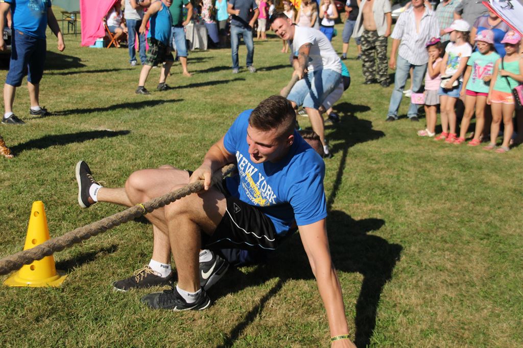 Mieszkańcy gminy Ruja bawią sie na dożynkach w Tyńcu