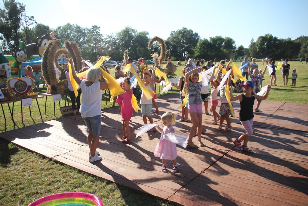Mieszkańcy gminy Ruja bawią sie na dożynkach w Tyńcu