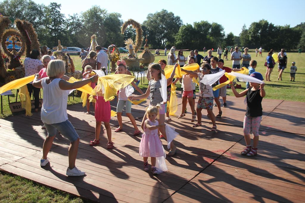 Mieszkańcy gminy Ruja bawią sie na dożynkach w Tyńcu