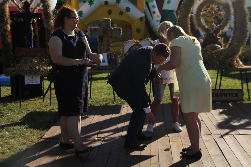 Mieszkańcy gminy Ruja bawią sie na dożynkach w Tyńcu