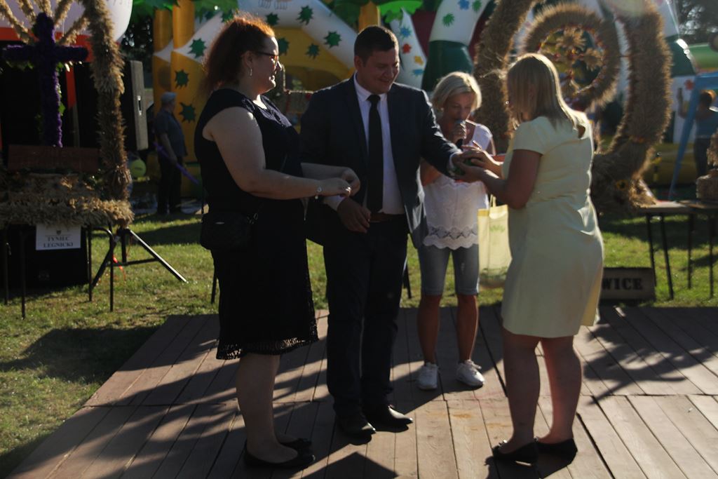 Mieszkańcy gminy Ruja bawią sie na dożynkach w Tyńcu