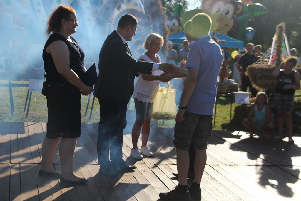 Mieszkańcy gminy Ruja bawią sie na dożynkach w Tyńcu