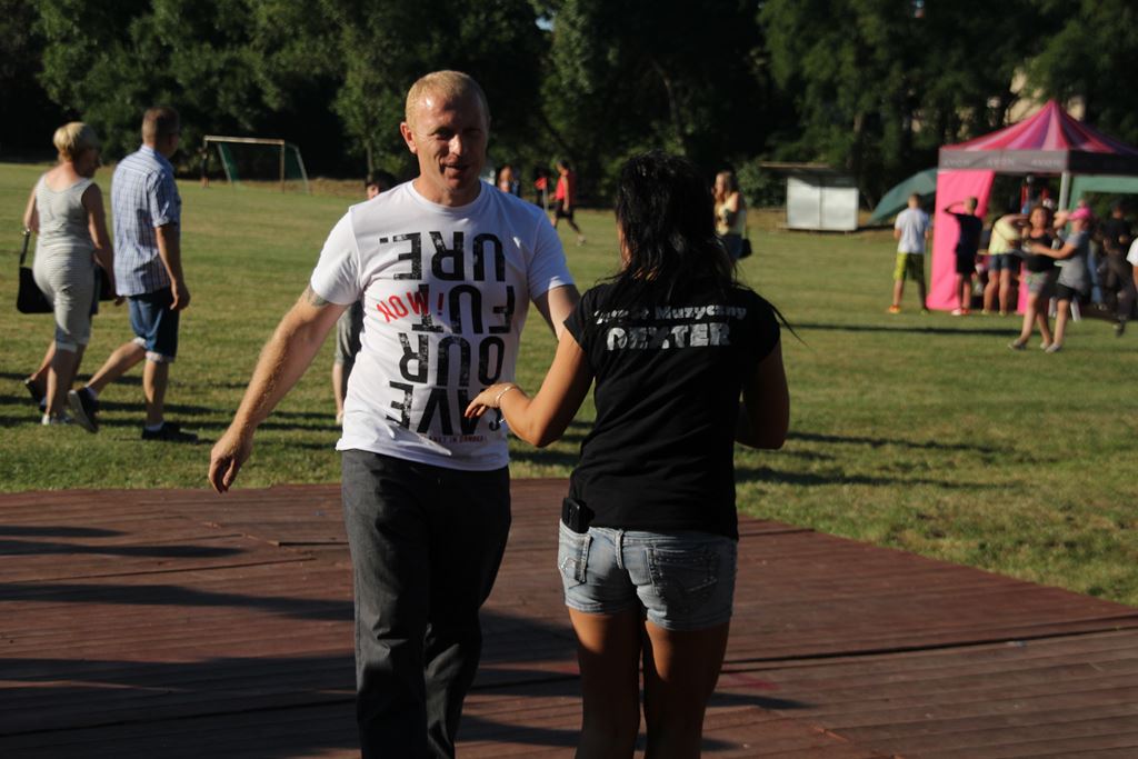 Mieszkańcy gminy Ruja bawią sie na dożynkach w Tyńcu