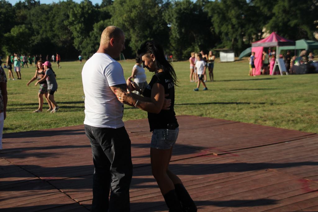 Mieszkańcy gminy Ruja bawią sie na dożynkach w Tyńcu