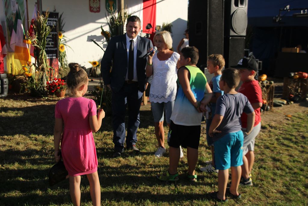 Mieszkańcy gminy Ruja bawią sie na dożynkach w Tyńcu