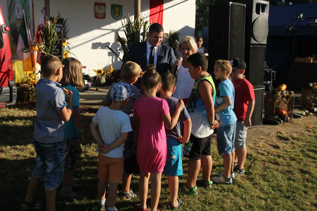 Mieszkańcy gminy Ruja bawią sie na dożynkach w Tyńcu