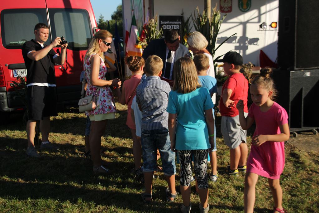 Mieszkańcy gminy Ruja bawią sie na dożynkach w Tyńcu