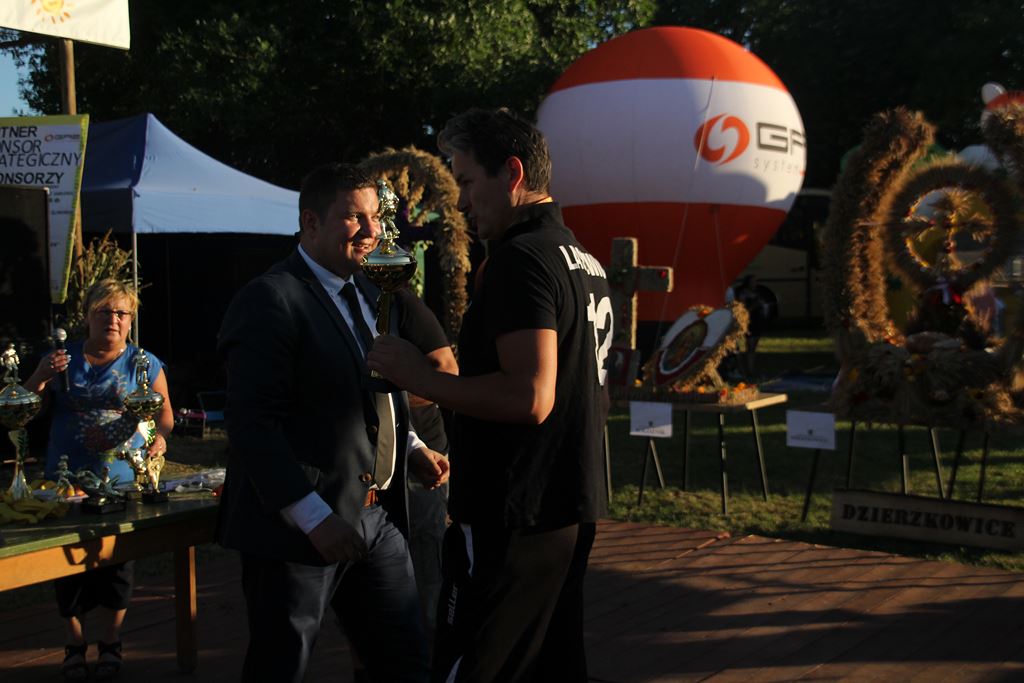 Mieszkańcy gminy Ruja bawią sie na dożynkach w Tyńcu