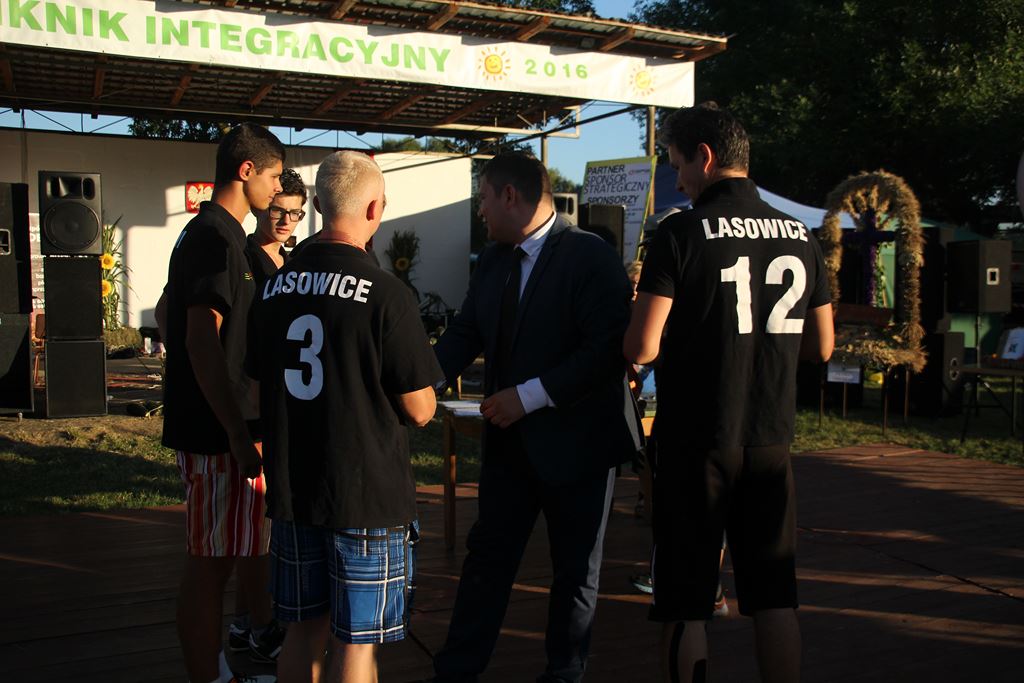 Mieszkańcy gminy Ruja bawią sie na dożynkach w Tyńcu