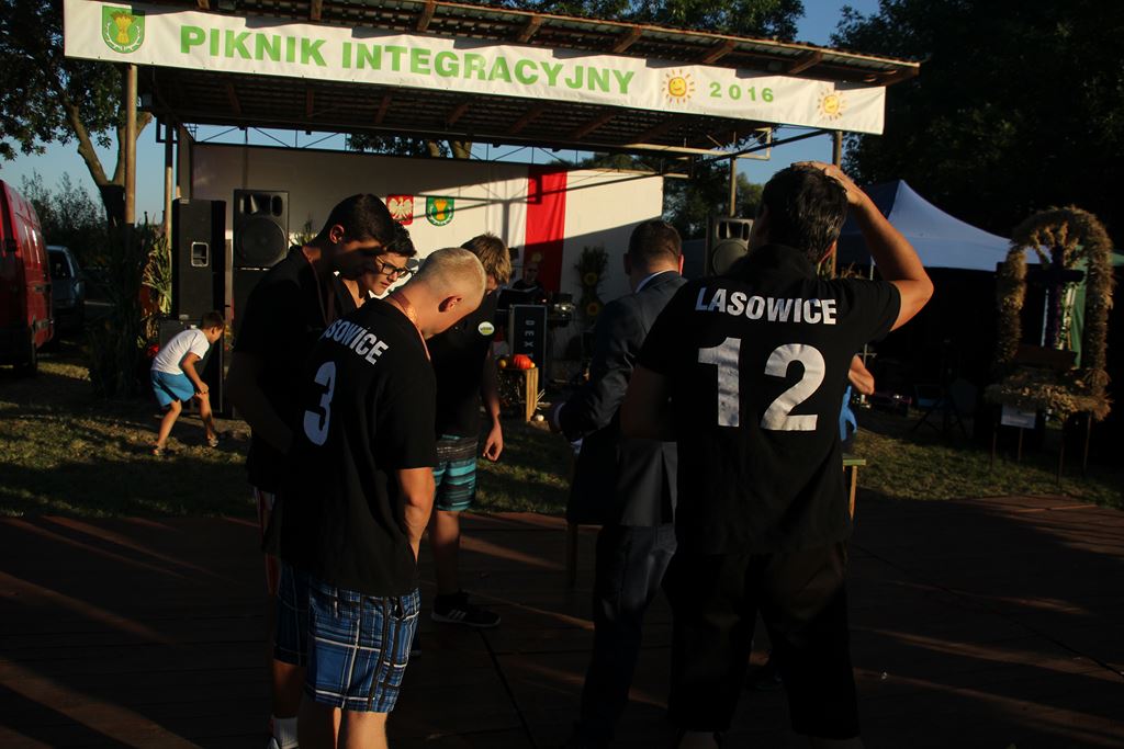 Mieszkańcy gminy Ruja bawią sie na dożynkach w Tyńcu